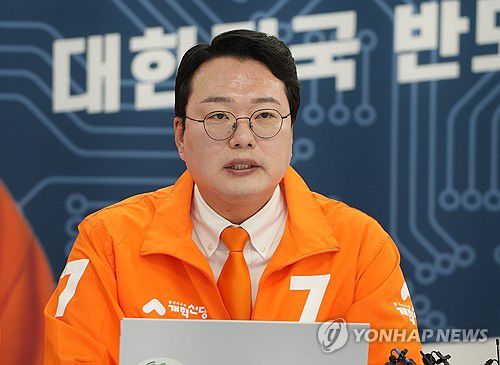 발언하는 천하람 총괄선대위원장(서울=연합뉴스) 개혁신당 천하람 총괄선대위원장이 1일 경기도 용인시 처인구 양향자 용인갑 국회의원 후보 선거사무소에서 열린 중앙선거대책위원회의에서 발언하고 있다. 2024.4.1 [개혁신당 제공. 재판매 및 DB금지] uwg806@yna.co.kr