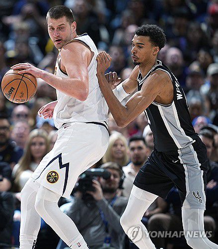 요키치(왼쪽)와 웸반야마의 대결[AP=연합뉴스]