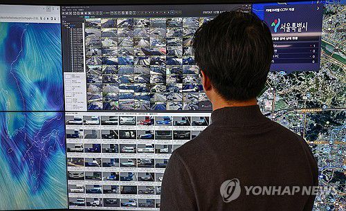 서울시, 계절관리제 시행 이래 초미세먼지 역대 최저 달성(서울=연합뉴스) 서울시는 지난해 12월부터 지난달 말까지 '5차 미세먼지 계절관리제'를 추진한 결과 2019년 첫 시행 이래 초미세먼지 역대 최저농도를 달성했다고 3일 밝혔다. 사진은 지난해 12월 1일 서울 중구 서울시청 서소문별관 노후차량 운행제한 상황실에서 직원이 단속 폐쇄회로(CC)TV를 지켜보고 모습. 2024.4.3 [연합뉴스 자료사진]