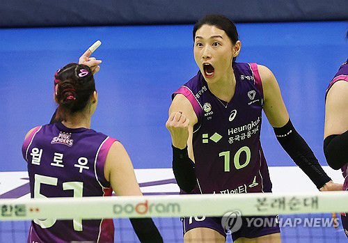 기뻐하는 김연경(수원=연합뉴스) 홍기원 기자 = 12일 경기도 수원실내체육관에서 열린 프로배구 V리그 여자부 현대건설 힐스테이트와 흥국생명 핑크스파이더스의 경기. 흥국생명 김연경이 팀 득점 성공에 기뻐하고 있다. 2024.3.12 xanadu@yna.co.kr