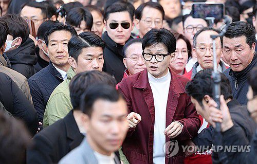 대구 동성로 방문한 한동훈 위원장(대구=연합뉴스) 윤관식 기자 = 국민의힘 한동훈 총괄선대위원장이 21일 대구 중구 동성로를 방문해 시민들과 인사하고 있다. 2024.3.21 [공동취재] psik@yna.co.kr