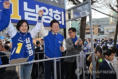 이재명 대표, 미추홀구 지원 유세(인천=연합뉴스) 신준희 기자 = 더불어민주당 이재명 대표가 1일 인천 미추홀구 용현시장 앞에서 남영희 후보 지원유세를 하고 있다. 2024.4.1 [공동취재] hama@yna.co.kr