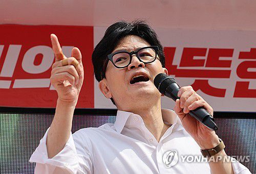 발언하는 한동훈 비대위원장(천안=연합뉴스) 한종찬 기자 = 국민의힘 한동훈 비상대책위원장 겸 총괄 선거대책위원장이 전날 오후 충청남도 천안시에서 열린 '국민의힘으로 천안살리기' 성성호수공원 지원유세에서 충남 천안시을 이정만 후보 지지를 호소하고 있다. 2024.4.2 [공동취재] saba@yna.co.kr