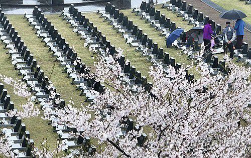 76년이 지나도 아물지 않는 아픔(제주=연합뉴스) 박지호 기자 = 제76주년 제주4·3희생자추념일인 3일 오전 제주시 봉개동 4·3평화공원 내 행방불명인 표석을 찾은 유족이 희생자의 넋을 기리고 있다. 2024.4.3 jihopark@yna.co.kr