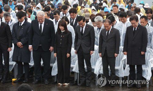 4·3 희생자를 위한 묵념(제주=연합뉴스) 황광모 기자 = 3일 오전 제주시 4·3 평화공원에서 열린 4·3 희생자 추념식에서 더불어민주당 이재명 대표, 국민의힘 윤재옥 원내대표가 유가족 등 내빈들과 묵념하고 있다. 2024.4.3 hkmpooh@yna.co.kr