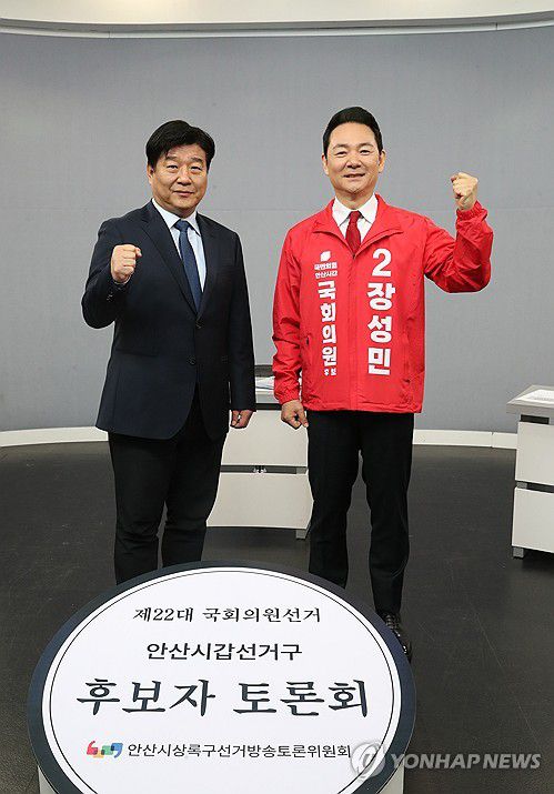 토론회 참석한 양문석-장성민 후보(안산=연합뉴스) 3일 오전 경기도 안산시 SK브로드밴드 한빛방송에서 열린 제22대 국회의원선거 안산갑 후보자 토론회에서 더불어민주당 양문석 후보와 국민의힘 장성민 후보가 토론회 전 포즈를 취하고 있다. 2024.4.3 [경기사진공동취재단] photo@yna.co.kr