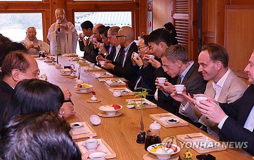 사찰 체험하는 외국인 투자자들(서울=연합뉴스) 최재구 기자 = 안덕근 산업통상자원부 장관과 3일 서울 은평구 진관사를 방문한 외국인 투자자들이 다도를 체험하고 있다 . 2024.4.3 jjaeck9@yna.co.kr