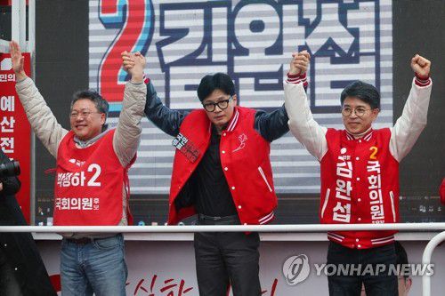 박정하-김완섭 후보 지원유세 나선 한동훈 비대위원장(원주=연합뉴스) 한종찬 기자 = 국민의힘 한동훈 비상대책위원장 겸 총괄 선거대책위원장이 3일 강원 원주시 롯데시네마 앞에서 박정하(강원 원주시갑) 후보, 김완섭(강원 원주시을) 후보의 지지를 호소하고 있다. 2024.4.3 saba@yna.co.kr