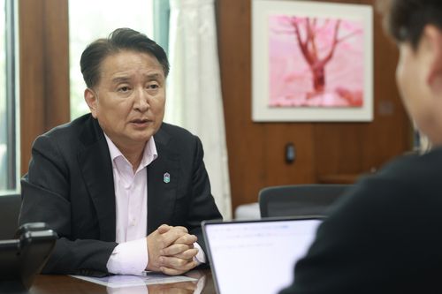 인터뷰하는 김영환 충북지사[충북도 제공. 재판매 및 DB 금지]