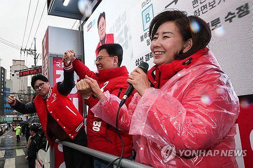 지지 호소하는 한동훈 비대위원장(서울=연합뉴스) 한종찬 기자 = 국민의힘 한동훈 비상대책위원장 겸 총괄 선거대책위원장이 29일 서울 동작구 성대시장 인근에서 동작구갑 장진영 후보, 동작구을 나경원 후보 지원유세를 하고 있다. 2024.3.29 [공동취재] saba@yna.co.kr