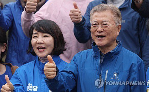 창원대 찾은 문재인 전 대통령·김지수 후보(창원=연합뉴스) 김동민 기자 = 문재인 전 대통령과 더불어민주당 창원의창 김지수 후보가 4일 오전 경남 창원시 창원대학교 교정을 산책하며 시민과 기념 촬영하고 있다. 2024.4.4