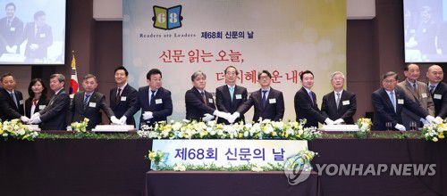 제68회 신문의 날 기념 축하연(서울=연합뉴스) 황광모 기자 = 한덕수 국무총리가 4일 오후 서울 중구 프레스센터에서 열린 제68회 신문의 날 기념 축하연에 참석해 내빈들과 축하 떡을 자르고 있다. 하임숙 한국여성기자협회장(왼쪽 두 번째부터), 박민 KBS 사장, 홍준호 전 신문협회장, 오세훈 서울시장, 박종현 한국 기자협회장, 임채청 한국신문협회장, 한 총리, 추승호 한국신문방송편집인협회장, 이도운 대통령실 홍보수석, 이병규 신문협회 고문, 전병극 문제부 1차관, 김효재 한국언론진흥재단 이사장, 박종민 한국언론학회장. 2024.4.4 hkmpooh@yna.co.kr