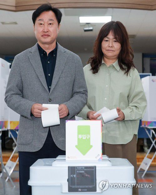 더불어민주당 수원정 김준혁 후보 사전투표(수원=연합뉴스) 서대연 기자 = 제22대 국회의원선거 수원정에 출마한 더불어민주당 김준혁 후보가 5일 오전 경기도 수원시 광교1동행정복지센터에 마련된 사전투표소에서 배우자와 사전투표를 하고 있다. 2024.4.5 dwise@yna.co.kr