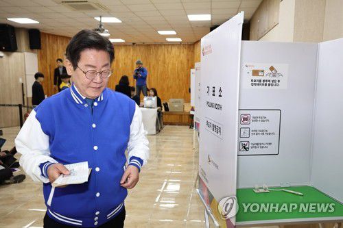 대전에서 사전투표하는 이재명 대표(대전=연합뉴스) 신준희 기자 = 더불어민주당 이재명 대표가 제22대 국회의원선거 사전투표일인 5일 오전 대전 중구 대전평생교육진흥원에 마련된 사전투표소에서 투표하고 있다. 2024.4.5 [공동취재] hama@yna.co.kr