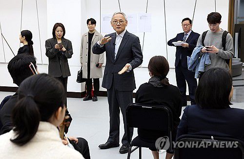 유인촌 장관, 청년 교육단원 통합공모 심사 현장 방문(서울=연합뉴스) 유인촌 문화체육관광부 장관이 5일 서울 서초구 국립예술단체 연습실(N스튜디오)에서 열린 클래식 음악 및 연극 분야 국립예술단체 청년 교육단원 통합공모 심사 현장을 찾아 대기실에서 청년 예술인들을 격려하고 있다. 2024.4.5 [문화체육관광부 제공. 재판매 및 DB 금지] photo@yna.co.kr