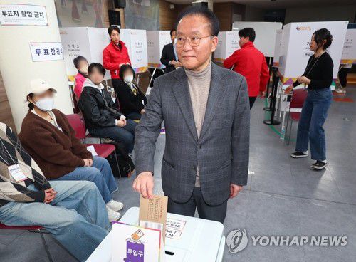사전투표하는 윤재옥 공동선대위원장(수원=연합뉴스) 서대연 기자 = 윤재옥 공동선거대책위원장이 제22대 국회의원선거 사전투표가 시작된 5일 오전 경기도 수원시 광교1동행정복지센터에 마련된 사전투표소에서 투표하고 있다. 2024.4.5 dwise@yna.co.kr