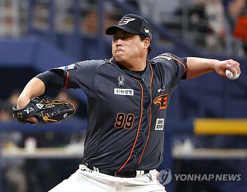 역투하는 류현진(서울=연합뉴스) 류영석 기자 = 5일 서울 고척스카이돔에서 열린 프로야구 2024 KBO리그 한화 이글스와 키움 히어로즈의 경기.     3회말 한화 선발 류현진이 역투하고 있다. 2024.4.5 ondol@yna.co.kr