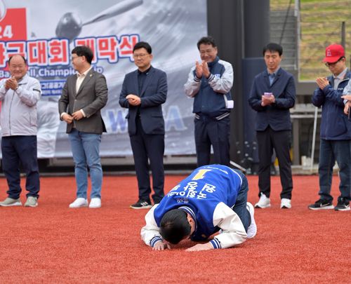 큰절하는 원창묵 후보[후보 측 제공.재판매 및 DB 금지]