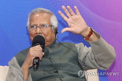 발언하는 노벨평화상 수상자 무함마드 유누스(서울=연합뉴스) 신현우 기자 = 노벨평화상 수상자 무함마드 유누스가 13일 오전 서울시청 간담회장에서 '약자와의 동행' 사업의 발전 방향 등을 주제로 열린 대담에서 발언하고 있다. 2023.2.13 nowwego@yna.co.kr