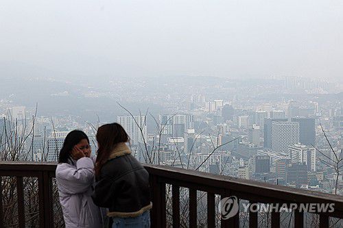 미세먼지 농도가 '나쁨'을 보인 지난달 3일 오후 서울 시내 [연합뉴스 자료사진]