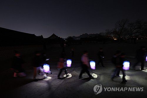 밤에 만난 경복궁(서울=연합뉴스) 박동주 기자 = 2일 서울 경복궁에서 경복궁 별빛야행 사전행사가 열리고 있다. 2024.4.2 pdj6635@yna.co.kr