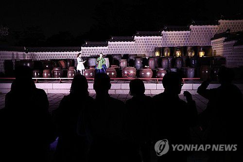 별빛야행(서울=연합뉴스) 박동주 기자 = 2일 서울 경복궁에서 경복궁 별빛야행 사전행사가 열리고 있다. 2024.4.2 pdj6635@yna.co.kr