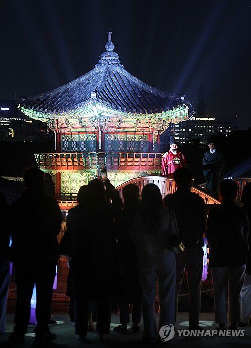 경복궁 별빛야행(서울=연합뉴스) 박동주 기자 = 2일 서울 경복궁에서 경복궁 별빛야행 사전행사가 열리고 있다. 2024.4.2 pdj6635@yna.co.kr