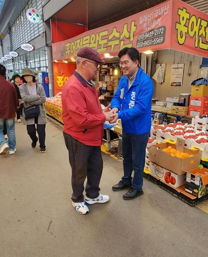 말바우시장 민생 탐방하는 민주당 광주 북구갑 정준호 후보[정준호 후보 제공]