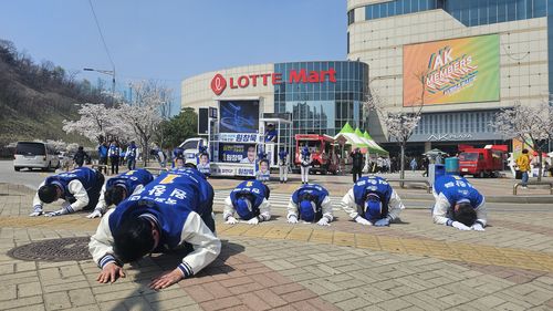 큰절하는 원창묵 후보[후보 측 제공.재판매 및 DB 금지]