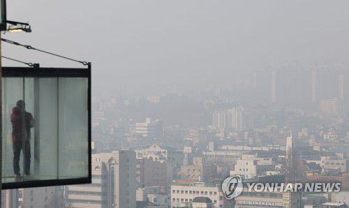 미세먼지로 뿌연 청주 하늘(청주=연합뉴스) 천경환 기자 = 초미세먼지 주의보가 내려진 8일 충북 청주시의 한 카페에서 시민이 뿌연 하늘을 바라보고 있다. 2023.2.8 kw@yna.co.kr