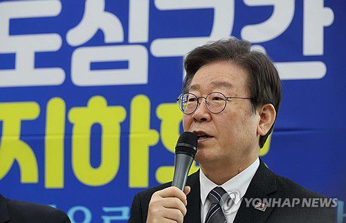 이재명 대표, 도심철도 지하화 발표(서울=연합뉴스) 한상균 기자 = 더불어민주당 이재명 대표가 1일 신도림역에서 도심철도 지하화 공약을 발표하고 있다. 2024.2.1 xyz@yna.co.kr