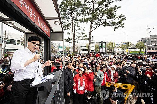 한동훈 위원장 동대문 유세(서울=연합뉴스) 한상균 기자 = 서울·경기 일대 지원유세에 나선 국민의힘 한동훈 총괄선거대책위원장이 4일 서울 동대문구 전농동사거리에서 김영우 동대문갑, 김경진 동대문을 후보를 지지하는 연설을 하고 있다. 2024.4.4 [공동취재] xyz@yna.co.kr