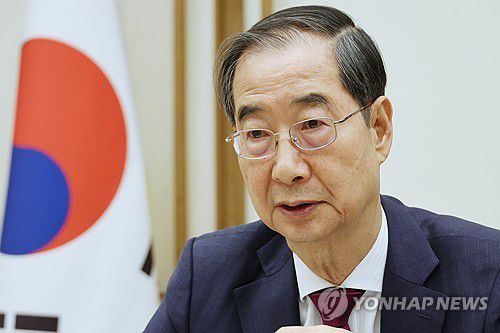 질문에 답하는 한덕수 총리(서울=연합뉴스) 김주성 기자 = 한덕수 국무총리가 7일 서울 종로구 삼청동 총리공관에서 의정 갈등 등 현안과 관련해 연합뉴스와 인터뷰하고 있다. 2024.4.7 utzza@yna.co.kr