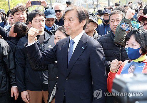 시민들 만나는 조국 대표(서울=연합뉴스) 한상균 기자 = 조국혁신당 조국 대표가 7일 서울 여의도 한강공원에서 시민들을 만나고 있다. 2024.4.7 xyz@yna.co.kr