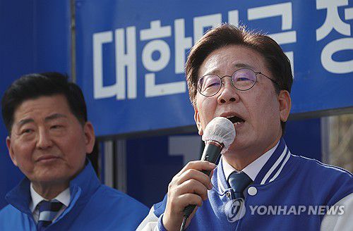 연설하는 이재명 대표(서울=연합뉴스) 신준희 기자 = 더불어민주당 이재명 대표가 7일 서울 송파구 석촌호수 앞에서 조재희 후보 지원 유세를 하고 있다. 2024.4.7 hama@yna.co.kr