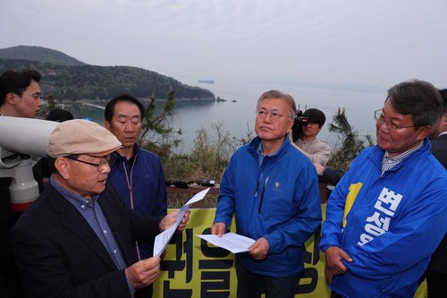 가덕도 신공항 부지 둘러보는 문재인 전 대통령[손형주 기자 촬영. 재판매 및 DB금지]