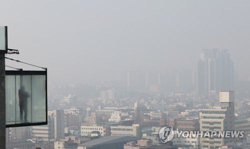 미세먼지로 뿌연 청주 하늘(청주=연합뉴스) 천경환 기자 = 초미세먼지 주의보가 내려진 8일 충북 청주시의 한 카페에서 시민이 뿌연 하늘을 바라보고 있다. 2023.2.8 kw@yna.co.kr