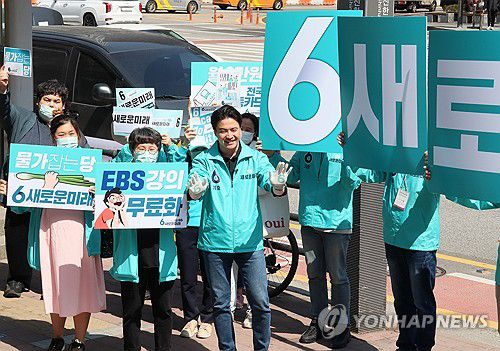 도보 유세하는 오영환 총괄선대위원장(서울=연합뉴스) 새로운미래 오영환 총괄선대위원장이 1일 서울 여의도역 인근에서 직장인들을 대상으로 도보 유세를 펼치고 있다. 2024.4.1 [새로운미래 제공. 재판매 및 DB금지] uwg806@yna.co.kr