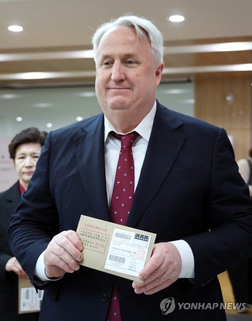 소중한 한표 행사하는 인요한 선거대책위원장(서울=연합뉴스) 김도훈 기자 = 4·10 총선 사전투표가 시작된 5일 오전 서울 여의동주민센터에서 국민의힘 비례대표 위성정당인 국민의미래 인요한 선거대책위원장이 투표함에 투표용지를 넣고 있다. 2024.4.5 superdoo82@yna.co.kr