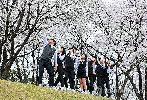 '저희도 사전투표 했어요'(수원=연합뉴스) 서대연 기자 = 제22대 국회의원선거 사전투표가 시작된 5일 오후 삼일공업고등학교 학생들이 경기도 수원시 장안구 연무동행정복지센터에 마련된 사전투표소에서 투표를 한 뒤 확인증을 들고 인증샷을 찍고 있다. 2024.4.5 dwise@yna.co.kr