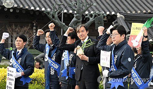대파 들고 정권 심판 외치는 조국 대표(강릉=연합뉴스) 조국혁신당 조국 대표와 비례대표 후보들이 4·10 총선 사전 투표 마지막 날인 6일 동해안 벨트의 중심인 강원 강릉을 방문해 지지자들에게 정권 심판을 호소하고 있다. 2024.4.6 [독자 제공. 재판매 및 DB 금지] jlee@yna.co.kr