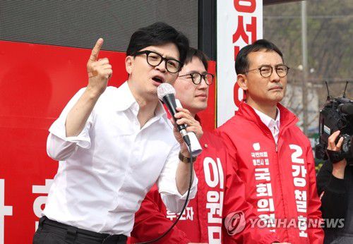 한동훈 위원장, 용인 선거유세(용인=연합뉴스) 한상균 기자 = 국민의힘 한동훈 비상대책위원장이 8일 경기도 용인시 처인구에서 이원모, 강철호 후보와 집중유세를 하고 있다. 2024.4.8 xyz@yna.co.kr