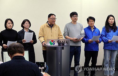 "양산갑 국민의힘 윤영석 후보 사퇴하라"(양산=연합뉴스) 최병길 기자 = 경남지역 시민사회단체 등이 모인 총선승리 경남연석회의와 더불어민주당.진보당 경남도당이 8일 오후 경남 양산시청 프레스센터에서 총선 양산갑 선거구 국민의힘 윤영석 후보의 문재인 전 대통령에 대한 막말 발언을 비판하며 사퇴를 촉구하고 있다. 2024.4.8 choi21@yna.co.kr