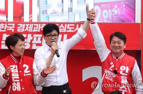 한동훈 위원장, 분당 유세(성남=연합뉴스) 한상균 기자 = 국민의힘 한동훈 비상대책위원장이 8일 성남시 분당구 야탑동에서 안철수 후보 지원유세를 하고 있다. 2024.4.8 xyz@yna.co.kr