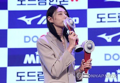 MVP 트로피에 키스하는 김연경(서울=연합뉴스) 김성민 기자 = 8일 오후 서울 서초구 더케이호텔에서 열린 프로배구 2023-2024 V-리그 시상식에서 여자부 정규리그 MVP에 선정된 흥국생명 김연경이 트로피에 입을 맞추고 있다. 2024.4.8 ksm7976@yna.co.kr
