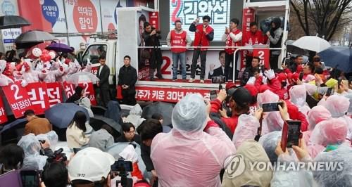 국민의힘 한동훈 비상대책위원장 겸 총괄 선거대책위원장이 지난 3일 강원 원주시 롯데시네마 앞에서 박정하(원주시갑) 후보, 김완섭(원주시을) 후보의 지지를 호소하고 있다. [연합뉴스 자료 사진]