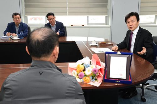 진주시 감사패 전달[경남 진주시 제공. 재판매 및 DB 금지]