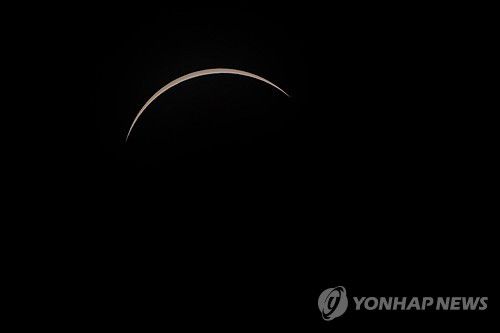 8일(현지시간) 인디애나폴리스에서 관측된 개기일식[AP=연합뉴스. 재판매 및 DB 금지]