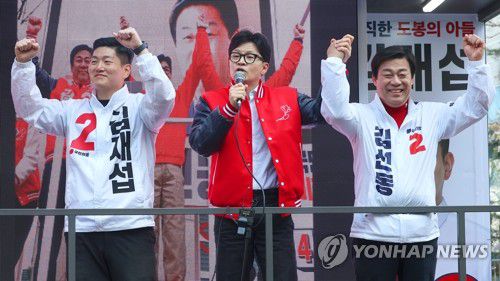 김재섭-김선동 후보 지원유세 나선 한동훈 비대위원장(서울=연합뉴스) 한종찬 기자 = 국민의힘 한동훈 비상대책위원장 겸 총괄 선거대책위원장이 9일 서울 도봉구 창동역 앞에서 김재섭, 김선동 후보의 지지를 호소하고 있다. 2024.4.9 saba@yna.co.kr