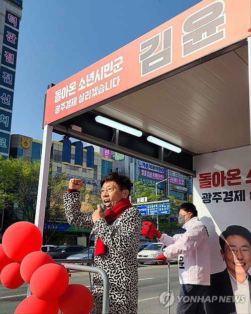 유세하는 국민의힘 김윤 후보(광주=연합뉴스) 국민의힘 광주 서구을 김윤 후보가 제22대 총선을 하루 앞둔 9일 오전 광주 서구 금호동에서 유권자들에게 지지를 호소하고 있다. 2024.4.9 [김윤 후보 제공. 재판매 및 DB 금지] areum@yna.co.kr